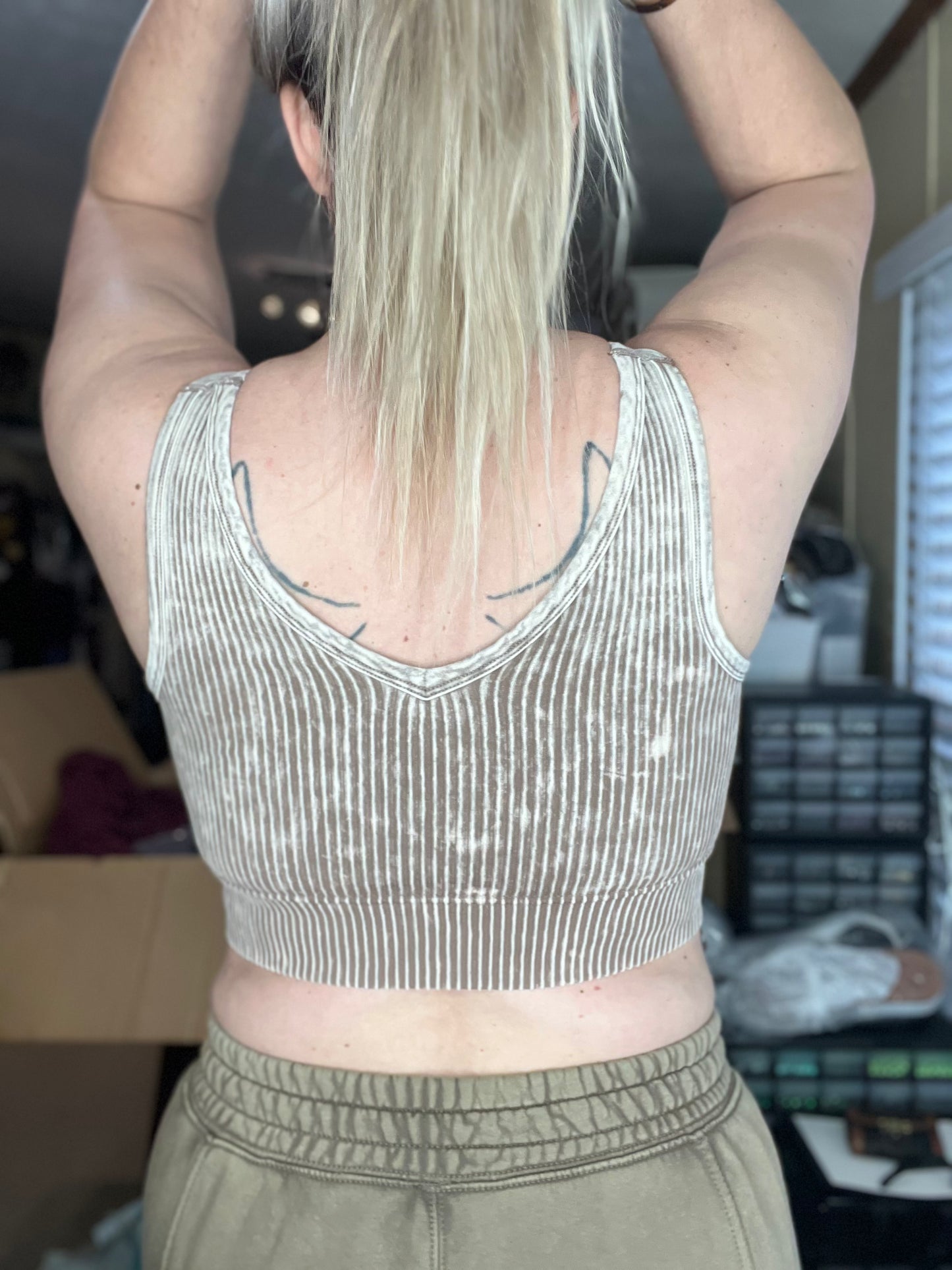REVERSIBLE mineral washed ribbed crop tank - seamless • MOCHA